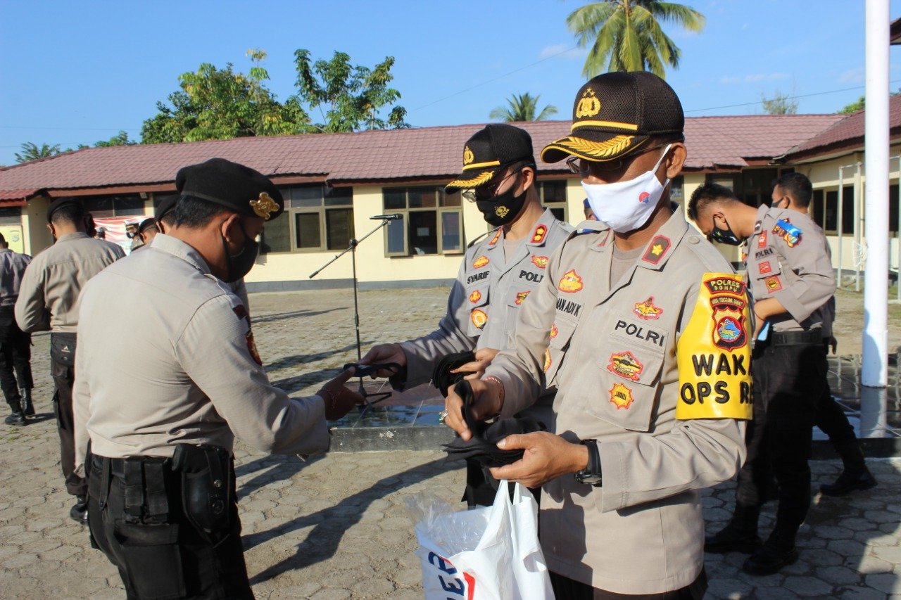Sebagai Penanggulangan Covid-19, Kapolres Dompu Bagi Masker Kepada Personil 1 IMG 20200727 WA0086