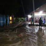 Bantu Evakuasi Warga Banjir, Koramil 1303-07 Dumoga Siaga Bencana