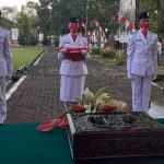Komandan Upacara Serahkan Bendera Merah Putih Kepada Panitia HUT ke-75 RI, Usai Upacara
