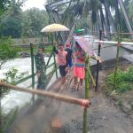 Koramil Bolaang Uki Bantu Buat Jembatan Darurat