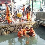 Tumpukan Sampah Kali Abu Bakar Di Bersihkan  Team Biawak