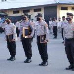 Kapolda Sumsel Beri Penghargaan Pada 65 Anggota Berprestasi
