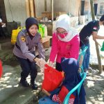 Peduli Sesama, Polwan Polres Lombok Tengah Laksanakan Bhakti Sosial Jelang HUT Ke-72