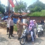 Putus Mata Rantai Covid-19, Polsek Cibarusah Bagikan Masker Pada Pengguna Jalan