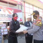 Kapolres gowa Beserta Jajaranya Bahu Membahu Angkat Sembako ke Dalam Mobil