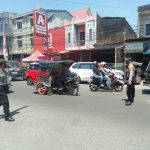 Kasat Binmas Polres Gowa Turun Langsung Urai Kemacetan Di Jalan