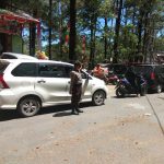 Bhabinkamtibmas Urai Arus Lalu Lintas di Depan Objek Wisata Hutan Pinus