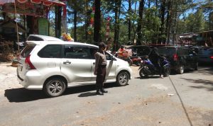 Bhabinkamtibmas Urai Arus Lalu Lintas di Depan Objek Wisata Hutan Pinus