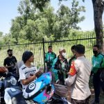 Para Gojek Terkejut, Kapolsek Tambun Berikan Masker Gratis