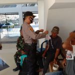 Demi Memutus Penyebaran Covid 19, Kapolsek Pallangga Bagikan Masker ke Warganya