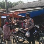 Polsek Muara Gembong Bagikan Masker Pada Pedagang Pasar Mingguan