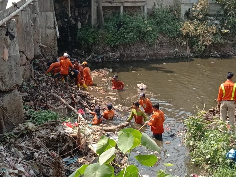 Tumpukan Sampah di Kali Jambe Bekasi Dibersihkan
