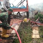 Babinsa Koramil 418-01/Makrayu Bantu Padamkan Kebakaran di 32 Ilir Palembang