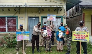 Polres Simeulue Himbau Warga Disilpin Memakai Masker dan Bagikan Beras yang Terdampak Covid-19