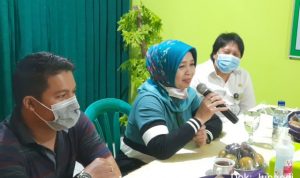 Hj. Tetti Serahkan Bantuan Alat Kesehatan dan APD Untuk Puskesmas Dari YSBS