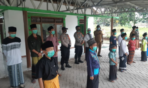 Kapolsek Tigaraksa Bagikan Masker Kepada Santri