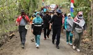 Tatto-Teti Berikan Semen 100 Zak Saat Kerjabakti di Ciwuni Kesugihan