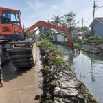 Penjaringan Sampah oleh Subsektor 1&8 Koramil 10 Sukatani Sektor  20 Citarum Harum