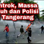 Tolak UU Ciptaker, Massa Buruh dan Polisi Bentrok di Jalan Daan Mogot