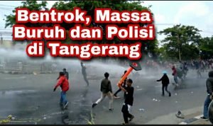 Tolak UU Ciptaker, Massa Buruh dan Polisi Bentrok di Jalan Daan Mogot