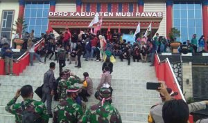 Tolak UU Cipta Kerja Omnibus Law Aliansi Pemuda Peduli Buruh gruduk kantor DPRD Mura