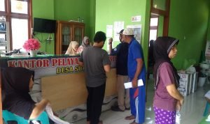 Warga Desa Suka Jaya Daftar UKM Serbu Kantor Desa Suka Jaya