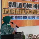 Hj. Teti Serahkan Bantuan Motor Roda Tiga dari Pemkab Cilacap