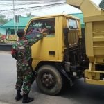 Peduli Dampak Covid-19, Koramil 418-02/Pakjo Bagikan Nasi Bungkus ke Warga