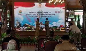 Penyerahan Sertifikat Pendopo dan Alun-Alun Blora, oleh Kepala Kantor BPN ke Bupati