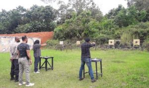 Sat Reskrim Polres Mura Mengasah Ketangkasan dan Kemampuan Menembak
