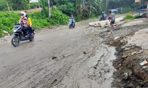 Masyarakat Kecamatan Tigarakasa Keluhkan Proyek Perbaikan Jalan Tak Kunjung Usai