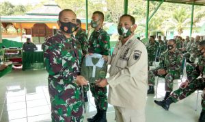 Komandan Kodim Penyerahan Baju Kaos Olahraga Kepada Prajurit dan PNS Kodim 0115/Simeulue