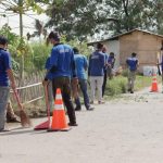 Pegawai Lapas dan Warga Binaan Gandeng Masyarakat Gotong Royong Bersihkan Jalan