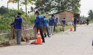 Pegawai Lapas dan Warga Binaan Gandeng Masyarakat Gotong Royong Bersihkan Jalan