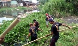 Warga dan Koramil 10 Sukatani Giat Bersihkan Sampah di Sungai