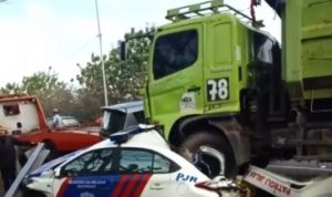 Diduga Supir Mengantuk, Dump Truck Tubruk Mobil PJR di Tol Serang