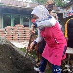 Bupati Cilacap Tatto dan Istri Ikuti Kerja Bakti Cor Jalan di Desa Ayam Alas, Kroya