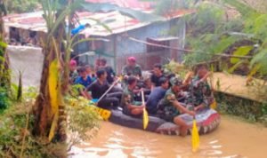 Prajurit Petarung Yonmarhanlan I Bantu Evakuasi Warga Korban Banjir