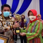 Noviar Marlina Gunawan Ketua TP TKK Terima Penghargaan Terbaik 1