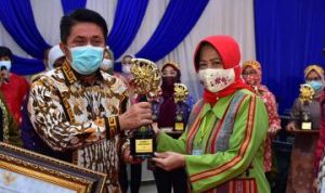 Noviar Marlina Gunawan Ketua TP TKK Terima Penghargaan Terbaik 1