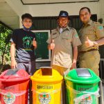 Pemuda Burangkeng Menyalurkan Tempat Sampah yang diterima dari Kementerian Lingkungan Hidup
