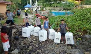 Diangkut Perahu Pamo, Polisi Kawal Ketat Pegeseran Kotak Suara