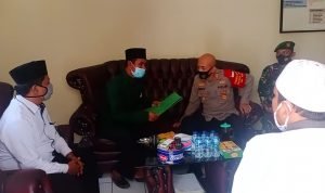 Aksi Damai Simpatisan Habib Rizieq Sihab di Polsek Cabang Bungin