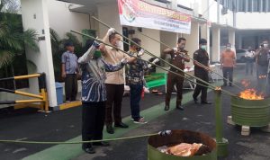 Kejaksaan Negeri Cikarang Gandeng Polres Bekasi, Musnahkan Barang Bukti