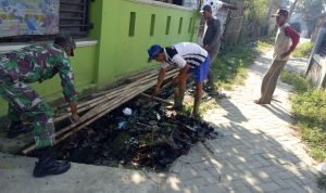 Antisipasi Musim Penghujan Babinsa dan Warga Binaan Bersihkan Saluran Air