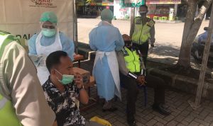 Polres Serang Kota dan Masyarakat di Rapid Test Cegah Covid-19