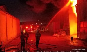 PT Era Plastik Dadap Kosambi Ludes Dilahap Si Jago Merah