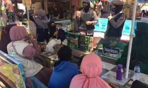 Polwan Polda Banten Berikan Imbauan Protokol Kesehatan di Pantai Karangantu