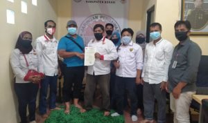 Kesbangpol Kabupaten Bekasi Kunjungan Kerja Kesekretariat J.P.K.P, Serahkan SKT