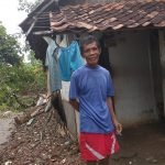 Diterjang Angin Kencang Satu Rumah di Mekarsari Tertimpa Pohon